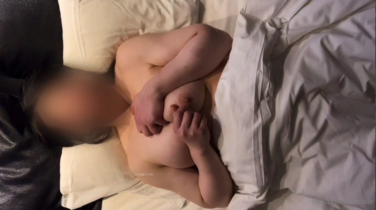 清纯学生妹，豆蔻年华的娇嫩胴体让人有犯罪的欲望